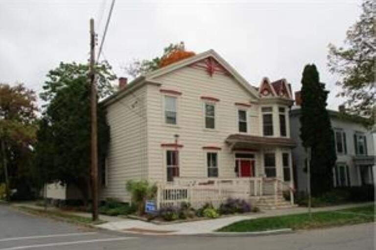 124 E Court St, Ithaca, NY à vendre - Photo principale - Image 1 de 3