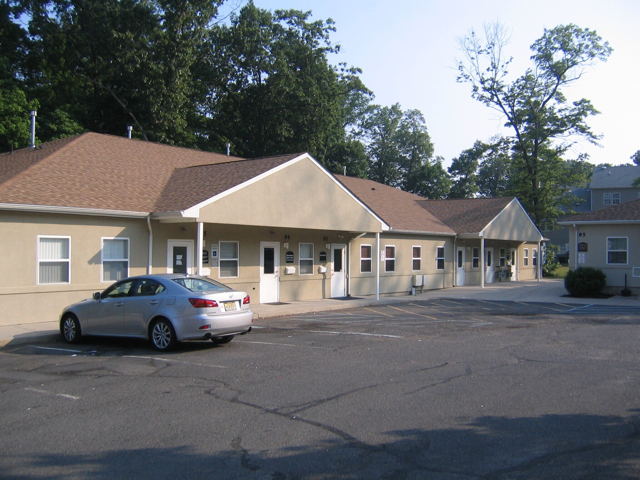 93 Bridge Plaza Dr, Manalapan Township, NJ à louer Photo du bâtiment- Image 1 de 17