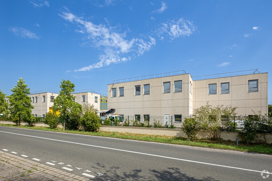 Office in Villeneuve-la-Garenne for lease - Building Photo - Image 2 of 2