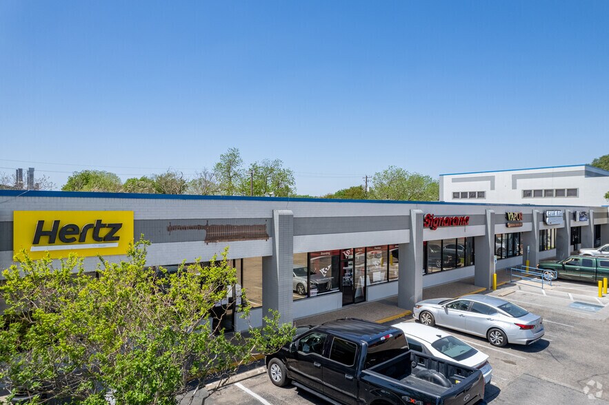 911 Anderson Ln W, Austin, TX à louer - Photo du bâtiment - Image 2 de 7