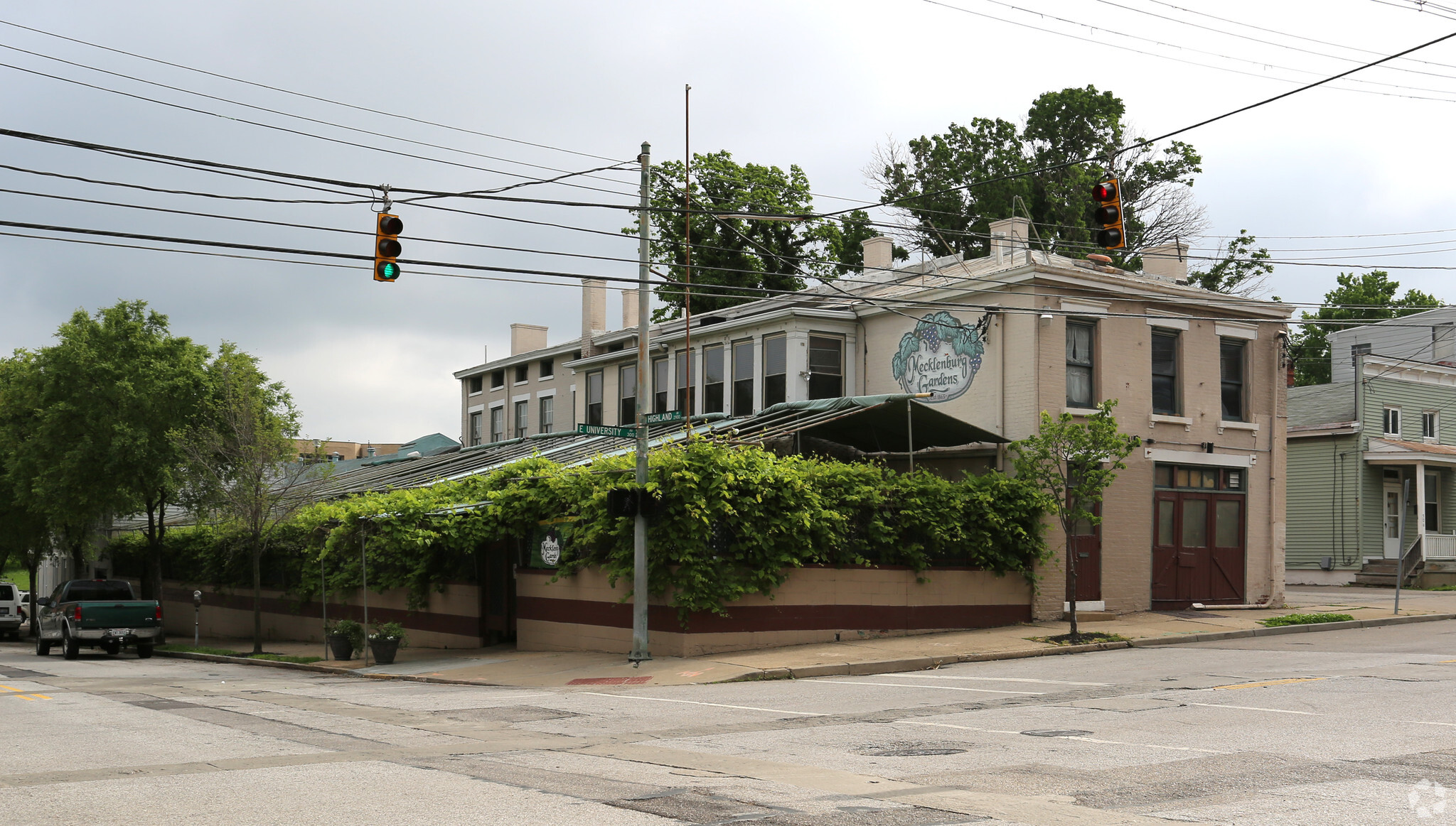 302 E University Ave, Cincinnati, OH à louer Photo du b timent- Image 1 de 7