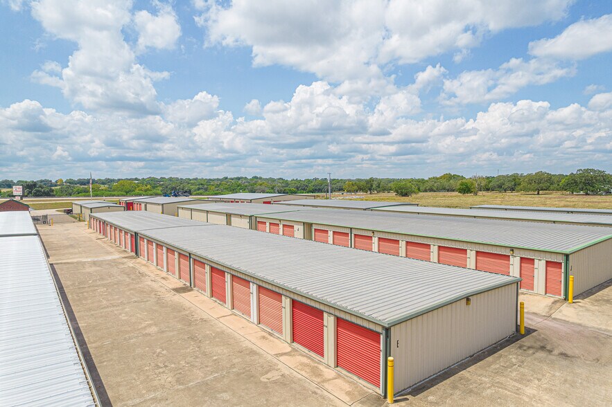 1618 W State Highway 71, La Grange, TX à vendre - Photo du bâtiment - Image 3 de 7