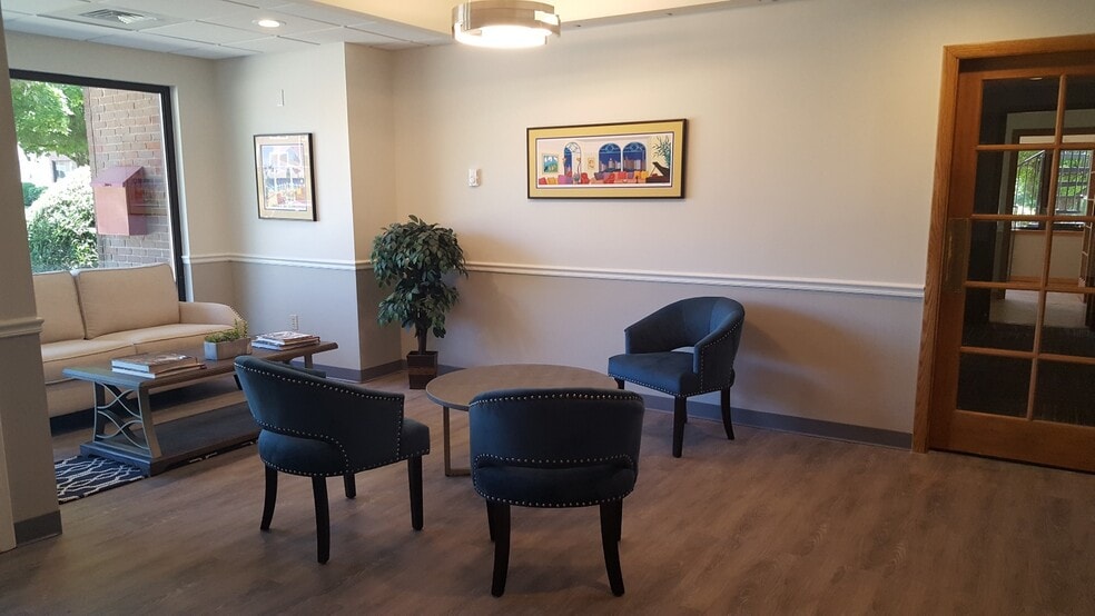 60 Avon Meadow Ln, Avon, CT for lease - Lobby - Image 3 of 9