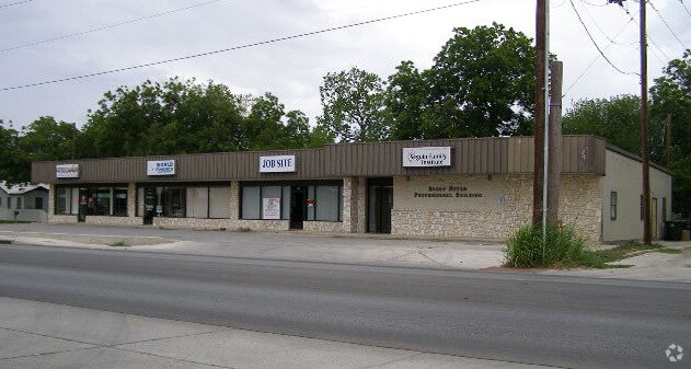 400-414 N King St, Seguin, TX for lease - Building Photo - Image 2 of 19