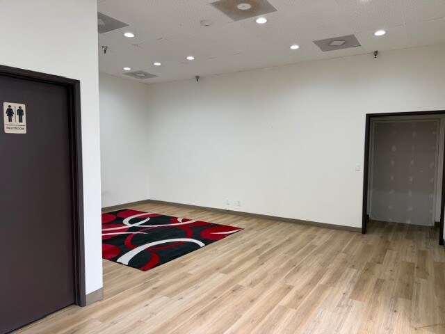 128 W Walnut Ave, Monrovia, CA à louer - Photo du bâtiment - Image 3 de 9