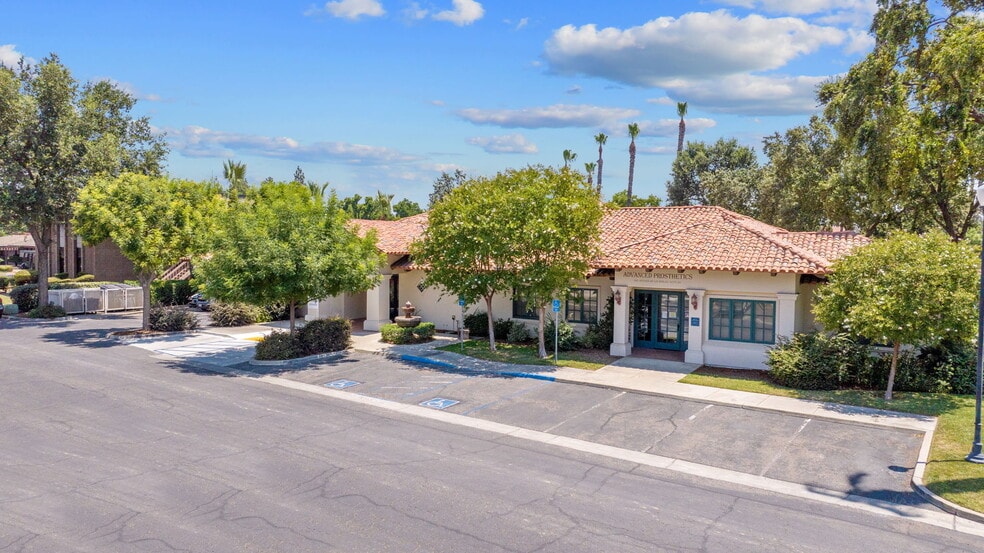 5412 Avenida De Los Robles, Visalia, CA à louer - Photo du bâtiment - Image 2 de 7