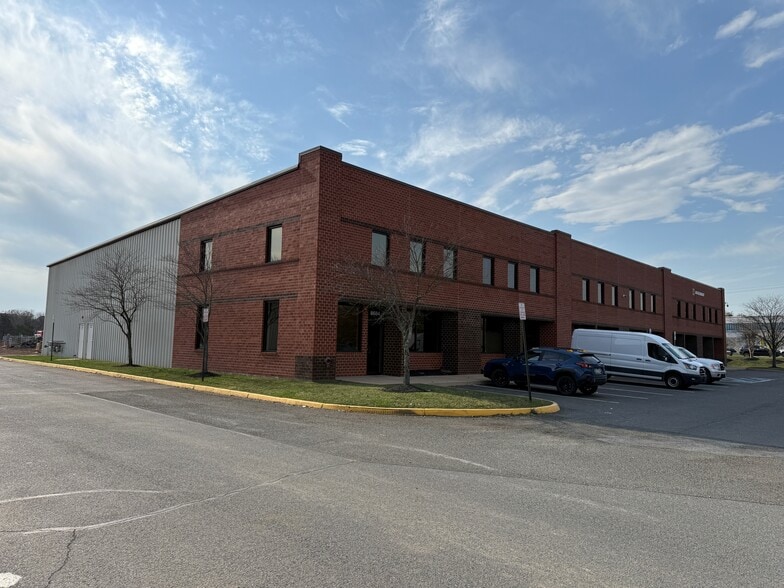 8684-8704 Virginia Meadows Dr, Manassas, VA for lease - Building Photo - Image 3 of 17