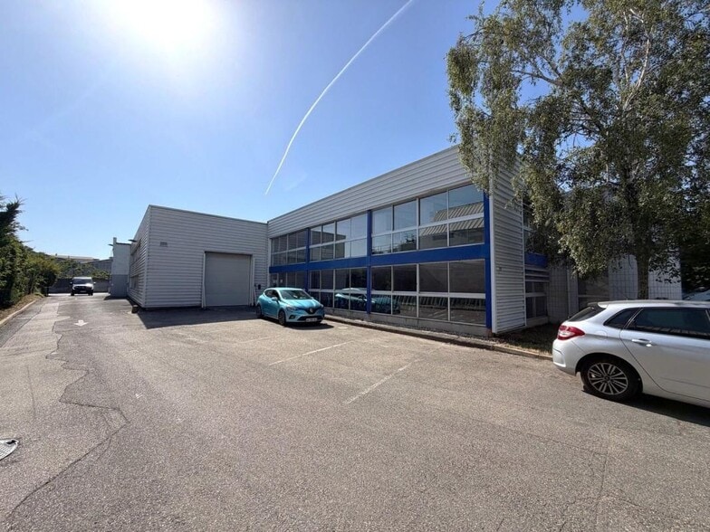 Flex in Saint-Fons for lease - Building Photo - Image 1 of 5