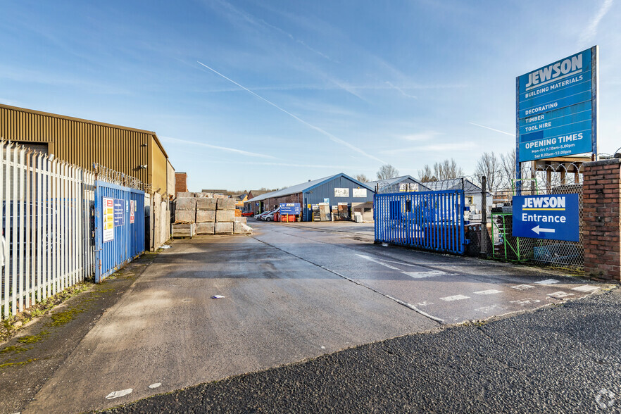 Lunts Heath Rd, Widnes à louer - Photo du bâtiment - Image 2 de 2