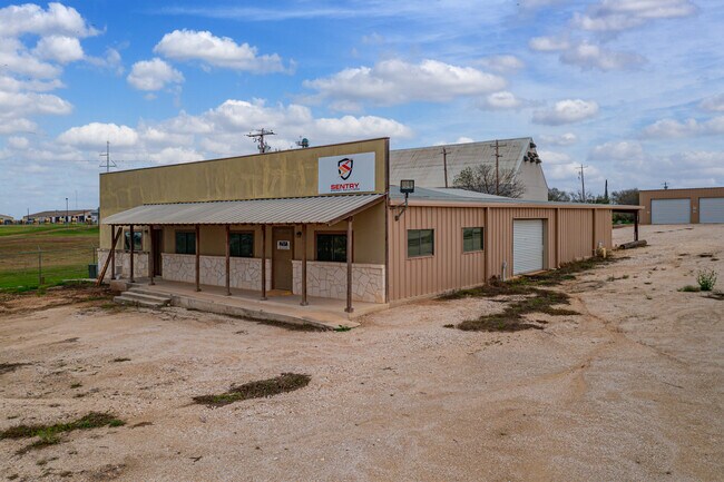 Plus de détails pour 1438 E St, Jourdanton, TX - Industriel à louer