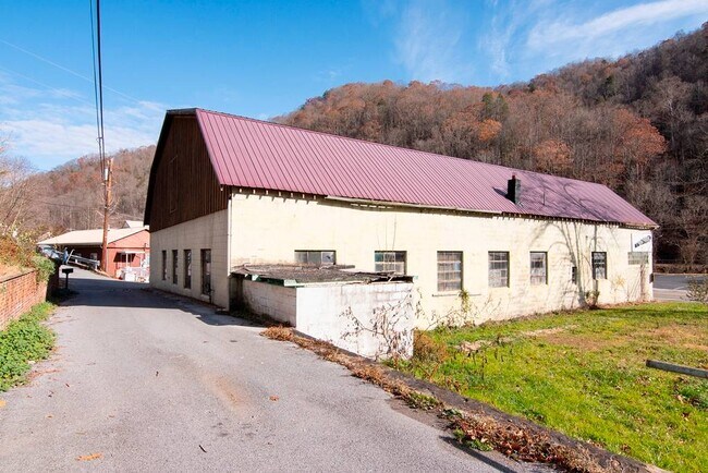 Plus de détails pour 1002 Guyandotte Ave, Mullens, WV - Commerce de détail à vendre