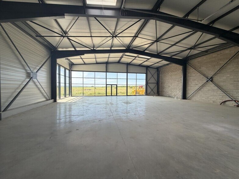 Retail in Mainvilliers for lease - Interior Photo - Image 3 of 16