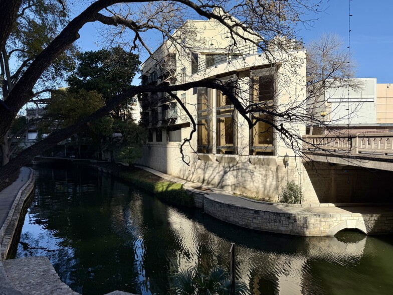 1020 Navarro St, San Antonio, TX à louer - Photo principale - Image 1 de 13