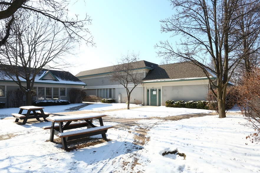 1415-1421 E 12 Mile Rd, Madison Heights, MI à louer - Photo du bâtiment - Image 2 de 21