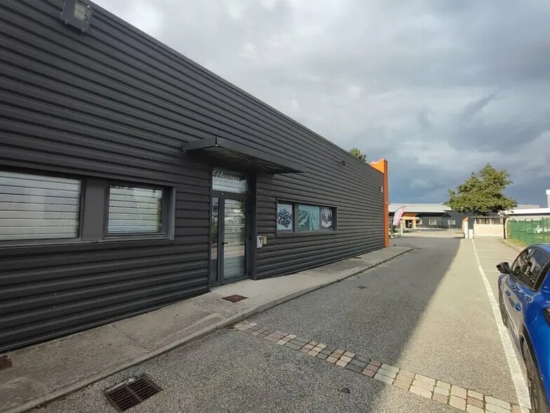 Retail in Bourgoin-Jallieu for lease - Building Photo - Image 2 of 5