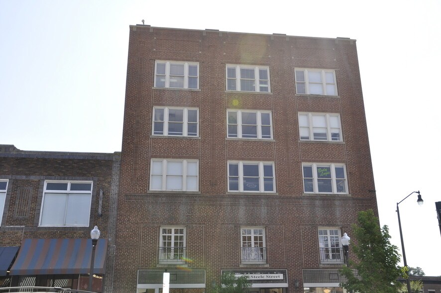 102 S Steele St, Sanford, NC à louer - Photo du bâtiment - Image 3 de 6