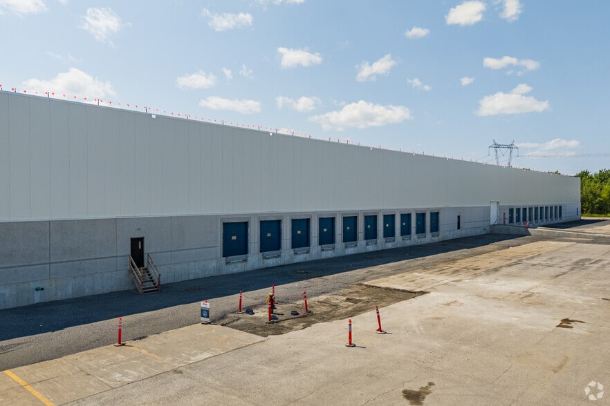 2055 Boul Des Entreprises, Terrebonne, QC à louer - Photo du bâtiment - Image 2 de 3