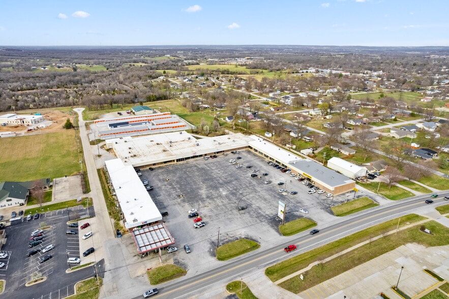 1805-1913 W Broadway St, Bolivar, MO for lease - Building Photo - Image 1 of 4