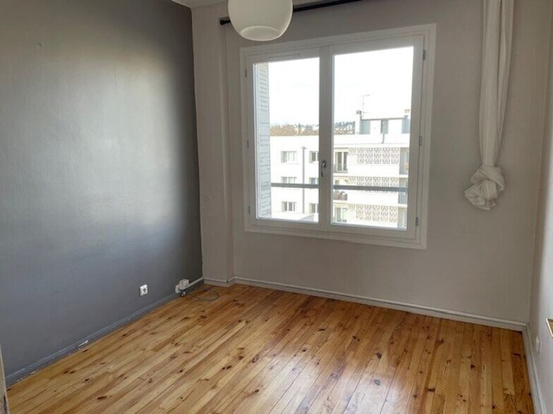 Office in Lyon for lease - Interior Photo - Image 2 of 6