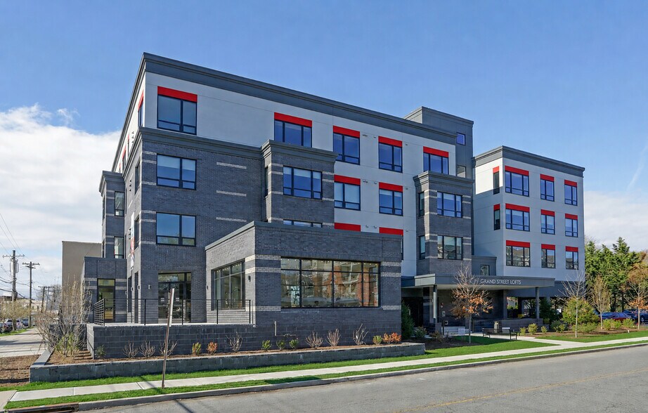 690 Mamaroneck Ave, Mamaroneck, NY à vendre - Photo du bâtiment - Image 1 de 14