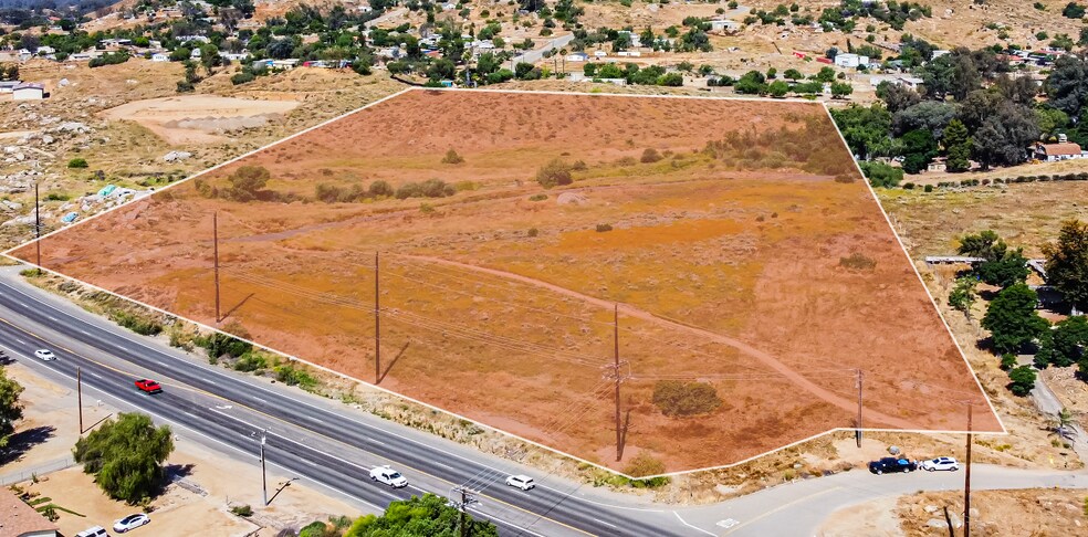 Highway 74, Perris, CA à vendre - Photo du bâtiment - Image 1 de 14