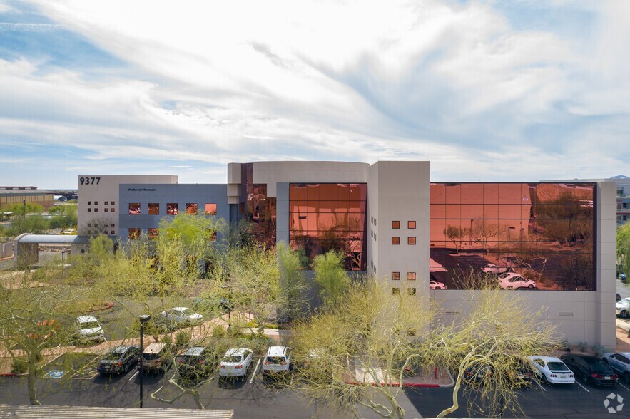 9377 E Bell Rd, Scottsdale, AZ à louer - Photo du bâtiment - Image 3 de 5