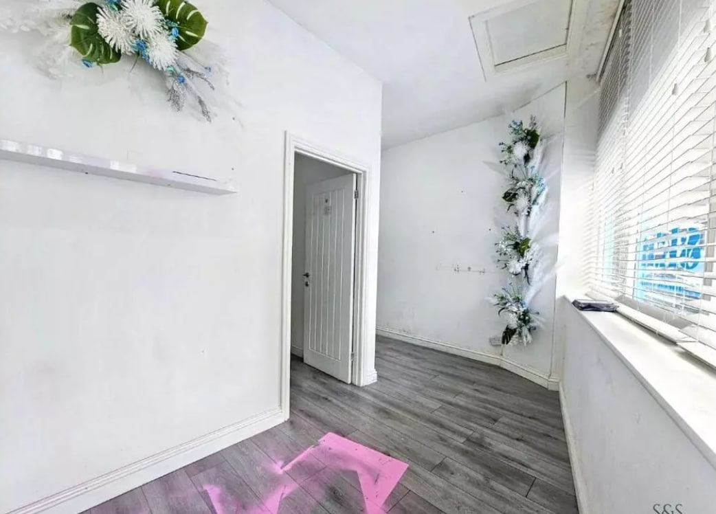 1B Windsor Rd, Liverpool for lease Interior Photo- Image 1 of 12