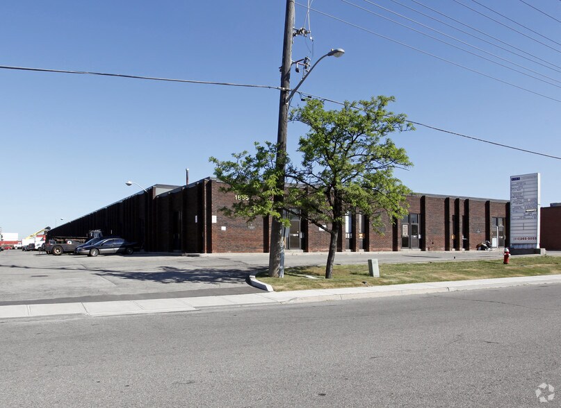 1655 Sismet Rd, Mississauga, ON à louer - Photo du bâtiment - Image 3 de 4
