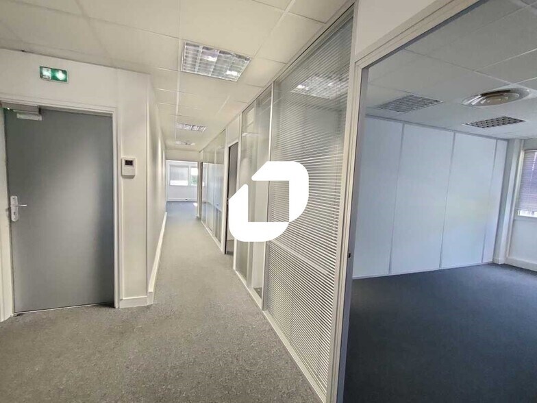 Office in Bièvres for lease - Interior Photo - Image 3 of 13