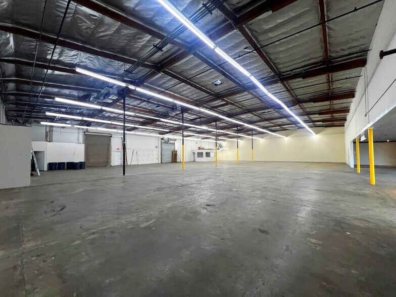 7939-7947 Canoga Ave, Canoga Park, CA à louer - Photo du bâtiment - Image 2 de 9