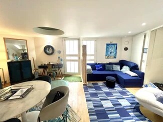 Plus de détails pour Place André Malraux, Saint-Germain-en-Laye - Bureau, Commerce de détail à louer