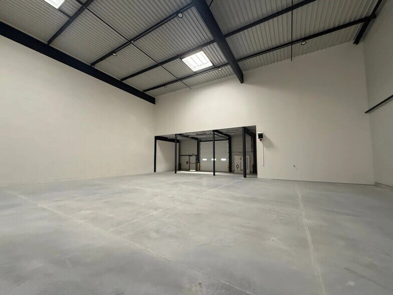 Flex in Osny for lease - Interior Photo - Image 2 of 9