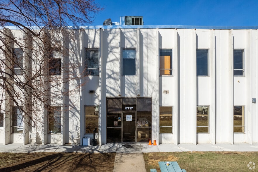 5717 Arapahoe Ave, Boulder, CO à vendre - Photo du bâtiment - Image 3 de 6