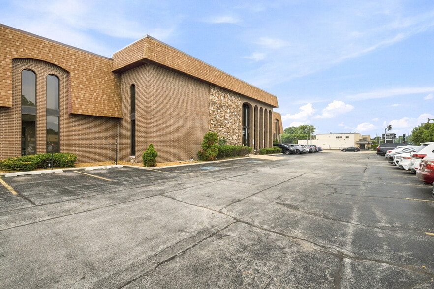 4647 W 103 St, Oak Lawn, IL for sale - Building Photo - Image 2 of 23