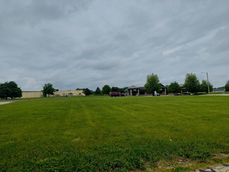 1334 Memorial Dr, Watertown, WI à vendre - Photo du bâtiment - Image 2 de 4