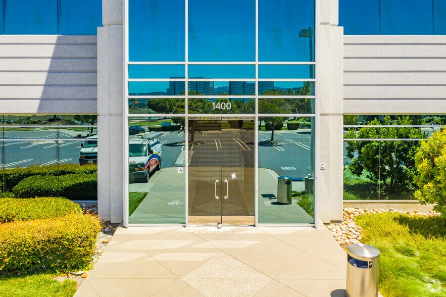 1400 Bridge Pky, Redwood City, CA à louer - Photo du bâtiment - Image 3 de 37