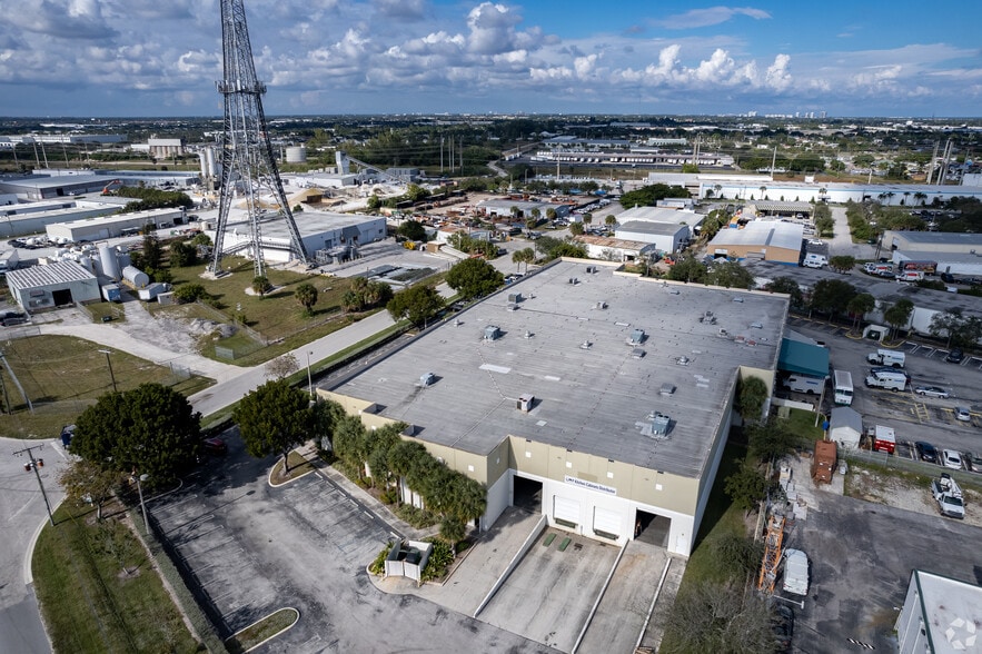 1335 53rd St, Mangonia Park, FL à louer - Photo du bâtiment - Image 2 de 4