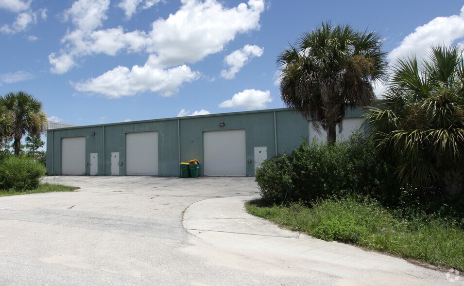 322 Gunnery Rd, Lehigh Acres, FL à louer - Photo du bâtiment - Image 2 de 6