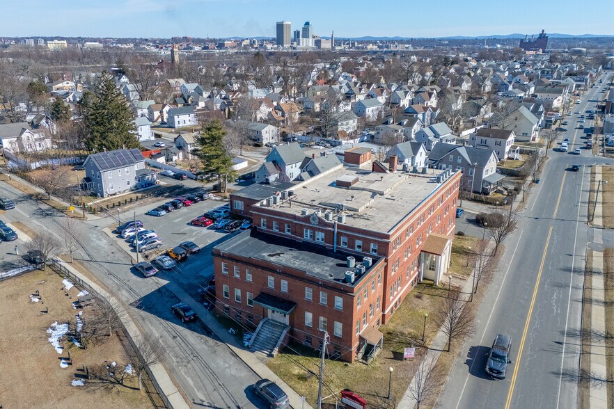 425 Union St, West Springfield, MA à louer - Photo du bâtiment - Image 2 de 26