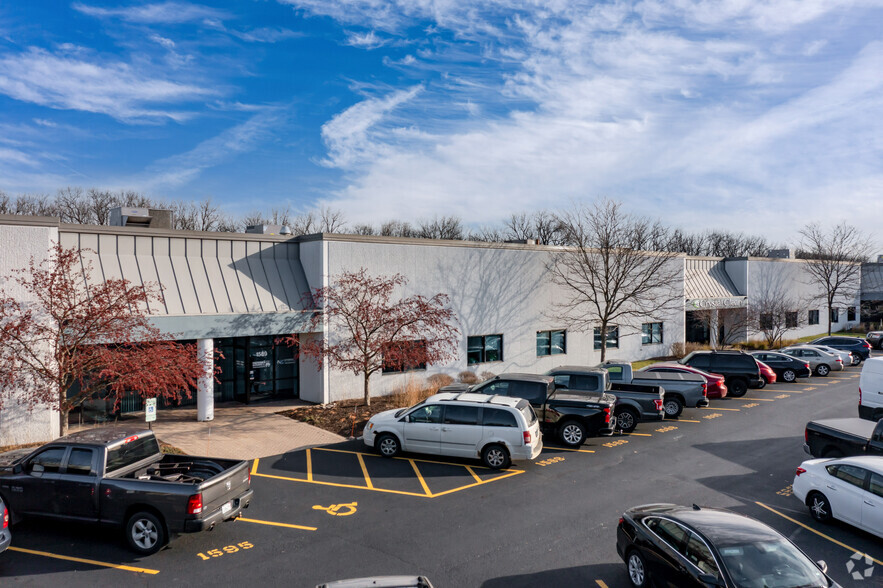 1575-1595 Highpoint Dr, Elgin, IL for lease - Primary Photo - Image 1 of 4