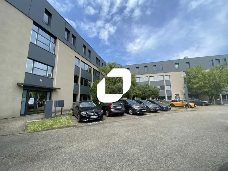 Office in Écully for lease Building Photo- Image 1 of 35