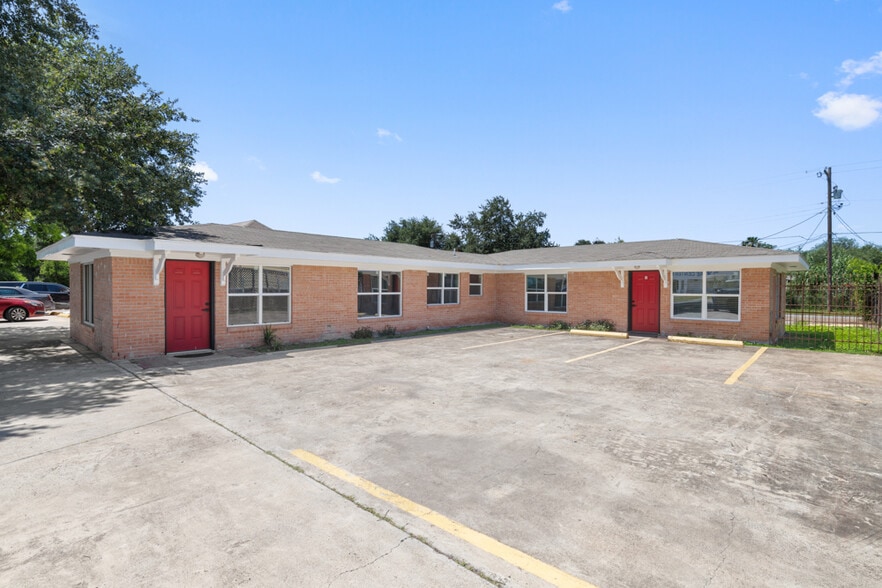 1618 & 1612 Pecan Blvd Retail Buildings portfolio of 2 properties for sale on LoopNet.ca - Building Photo - Image 2 of 22