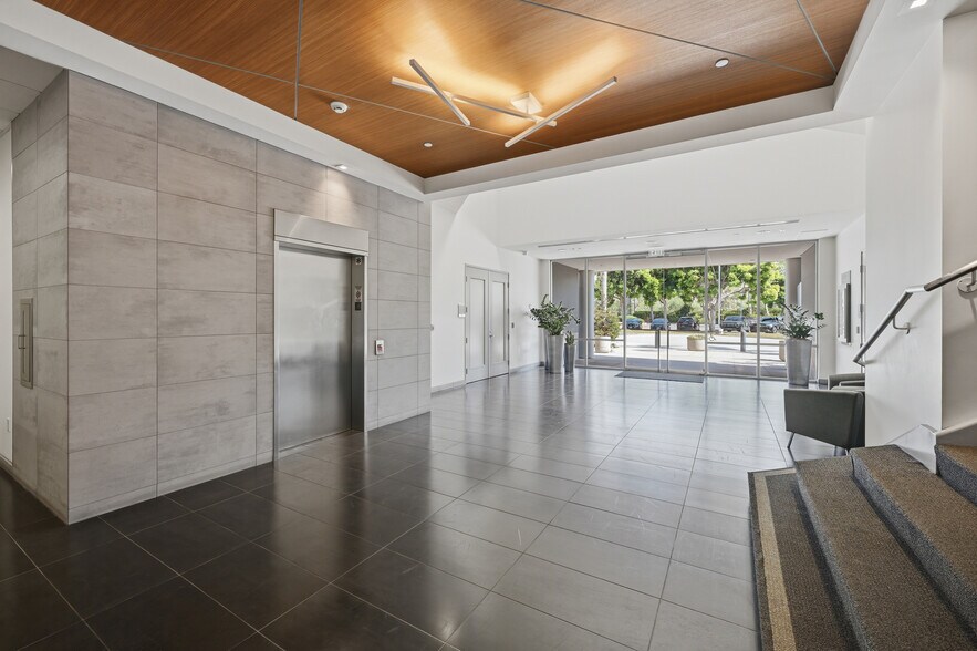 6005 Hidden Valley Rd, Carlsbad, CA for lease - Lobby - Image 3 of 8