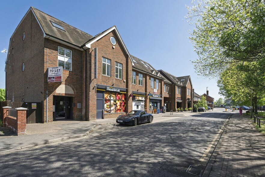 2-4 Oyster Ln, Byfleet à louer - Photo du bâtiment - Image 1 de 5