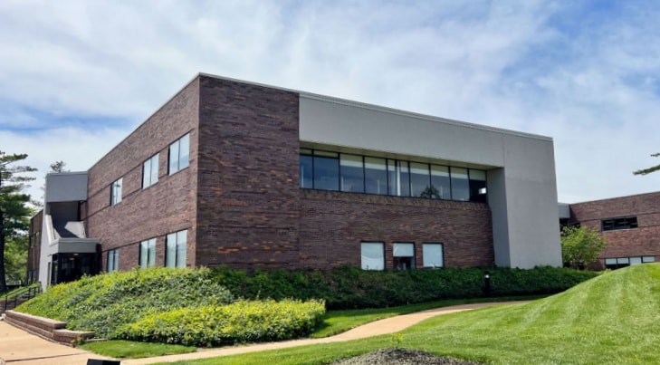 1145 Corporate Lake Dr, Creve Coeur, MO for lease - Building Photo - Image 3 of 3