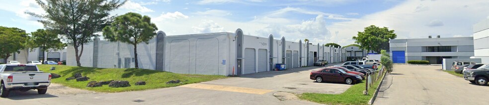 7325-7399 NW 54th St, Miami, FL à louer - Photo du bâtiment - Image 1 de 4