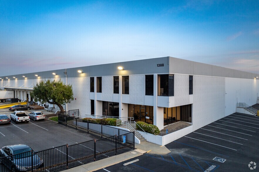 1344-1388 W Foothill Blvd, Azusa, CA à louer - Photo principale - Image 1 de 17