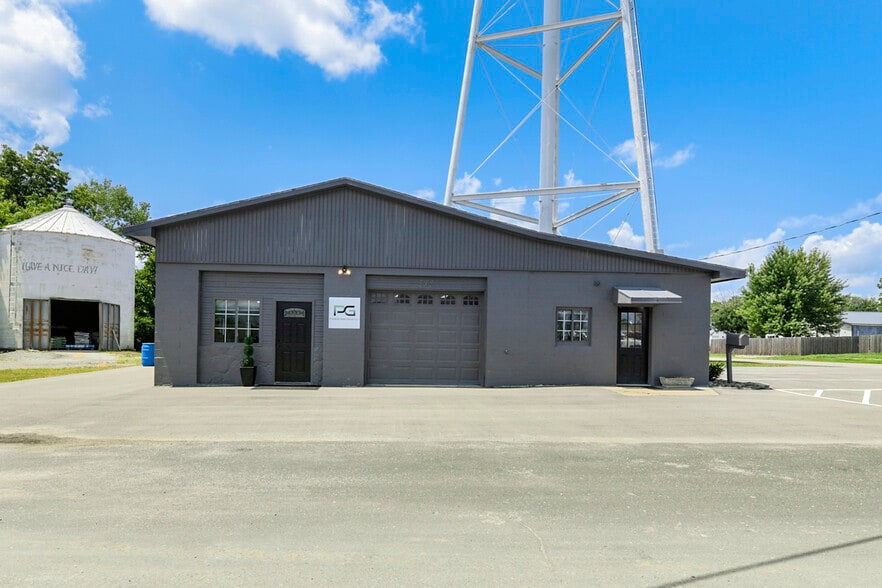 176 W 1st St, Peculiar, MO for lease - Primary Photo - Image 1 of 10