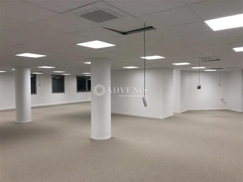 Office in Montigny-le-Bretonneux for lease - Interior Photo - Image 1 of 5