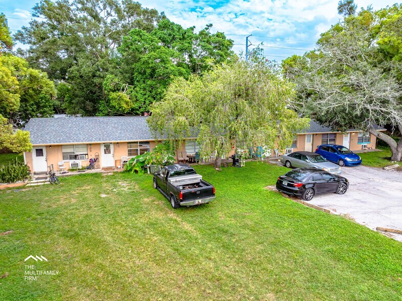 5633 Crissman Dr N, Saint Petersburg, FL à vendre - Photo du bâtiment - Image 3 de 4
